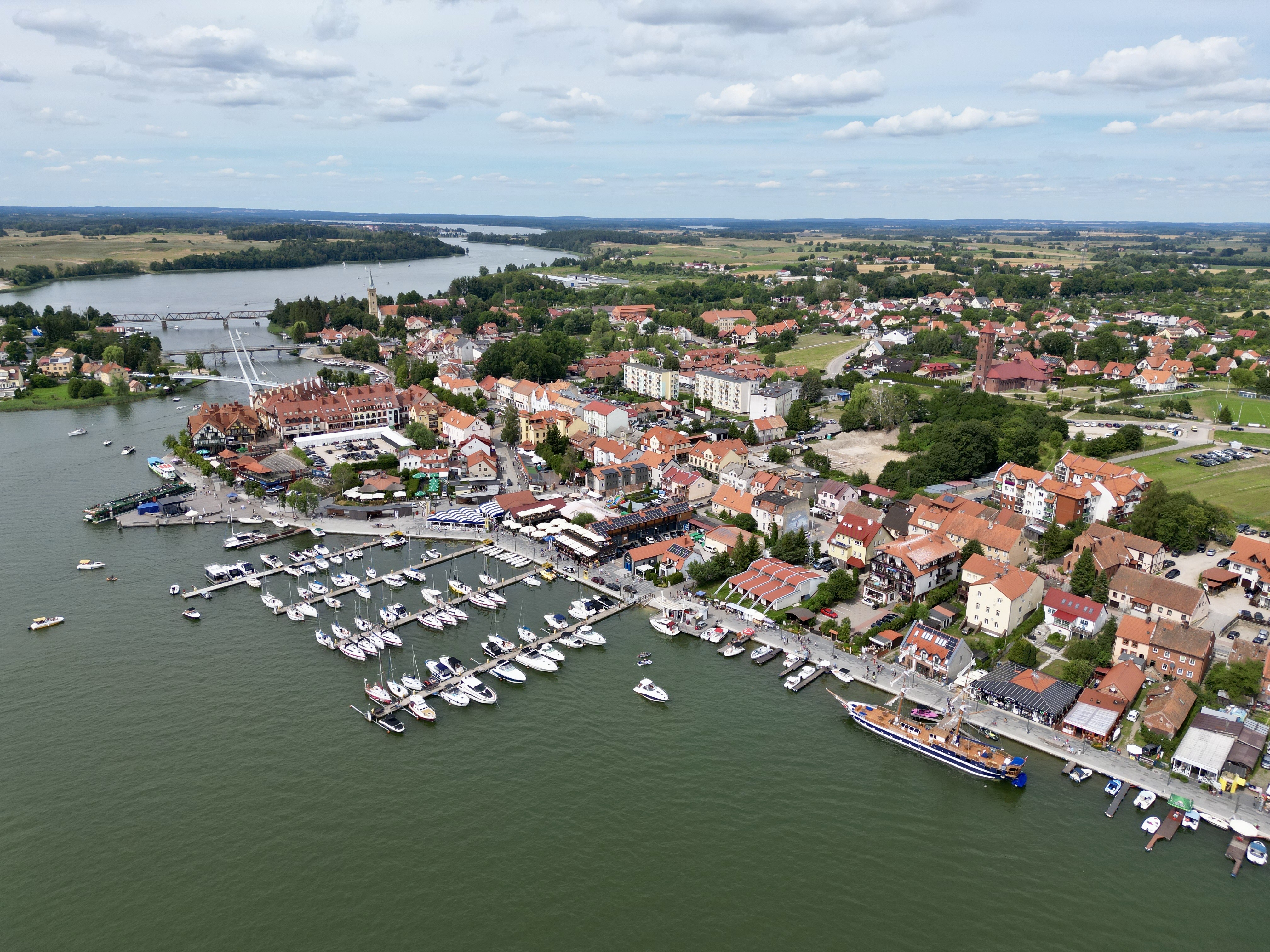 Widok z lotu ptaka na Mikołajki i jezioro